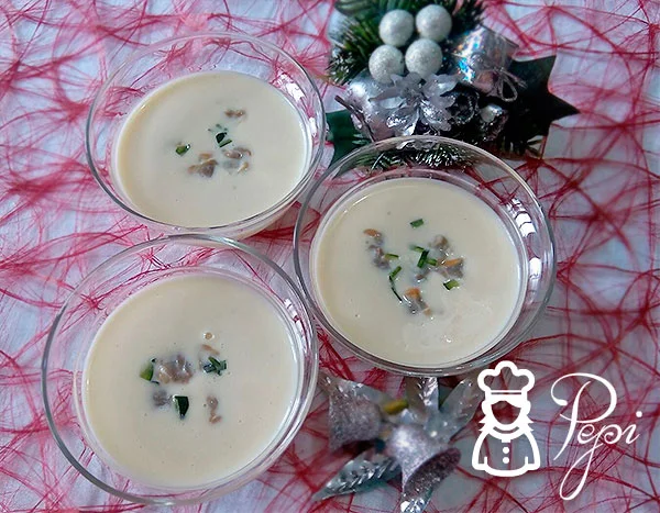 Crema tibia de espárragos con berberechos
