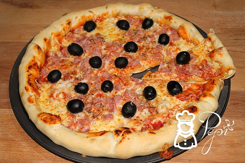 Pizza Thermomix con borde relleno de queso