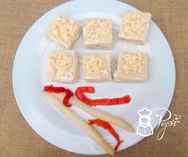 Sándwich de espárragos, maíz y atún