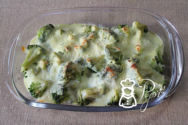 Brócoli gratinado con bechamel de calabacín
